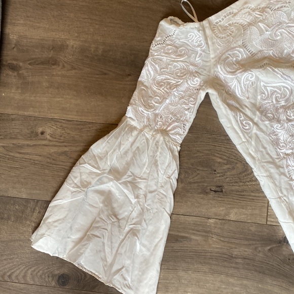 Intermix Aaron embroidered off shoulder top white lace bell sleeve Medium #U31 - Picture 7 of 9